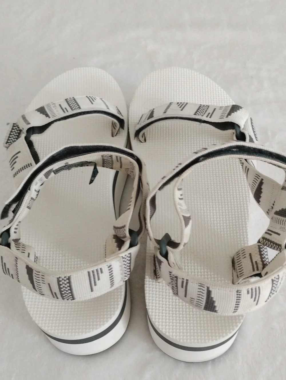 Tava Flatform Universal Platform Sandals Size 8
